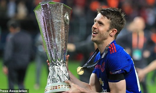 Michael Carrick bên chiếc cúp Europa League 2016-2017 mà anh và các đồng đội ở Man United đã giành được. Ảnh: Press Association.